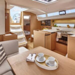 The partnership between Philippe Briand and «Jeano» has 45 models, where the Sun Odyssey 440 was one of the most successful. The designer confesses that he was inspired by the forms of scow ballers, popular in the early twentieth century. That is, the boat came out flat and full in the bow. At the stern, the main innovation is the walk-around deck, i.e. the deepened outer passage along the sides from the helm to the tank, gradually rising to the deck level.